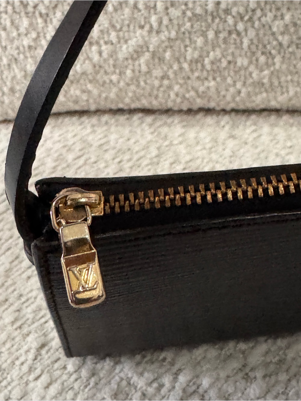 Vintage Louis Vuitton Black Epi Pochette Leather Zip Wristlet with Gold Hardware - Picture 4 of 7